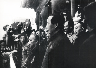 1949��10��1������3ʱ���׶�30��Ⱥ�����찲�Ź㳡¡�ؾ��п�����䡣ë���������������������棬��ȫ����ׯ�������л����񹲺͹��������Ӵˣ��й���ʷ��ʼ��һ���¼�Ԫ��ͼΪ�������ʱ�찲�ų�¥�ϵľ���ǰ�����������ë�󶫣�������������桢�����ࡣ