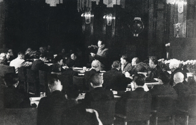 1949��10��1�����磬�й���������ίԱ����е�һ�λ��顣���������������ࡢ�����ס��²����������ȡ�������лѩ�����ʮλ��������ίԱ������������ʿ��ϯ���顣