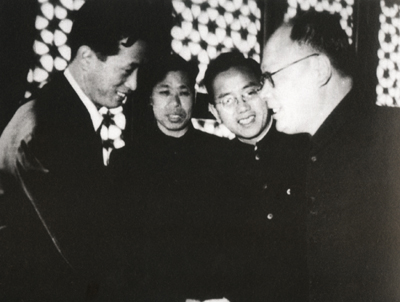 1956�꣬����ѧ���������鳤����ί����־ֳ�Ϳ�������Ҷ�����ͬ����ͬ־����һ�������ϯ�������ˮ�Ļ���Ĵ�����