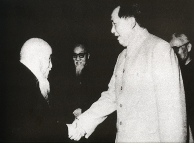 1957��4��27�գ��й����뷢�������������˹���ָʾ����30�գ��й�������ϯë�����찲�ų�¥������������ɸ����ˣ����Զ�Ա���������ɰ����й����硣ͼΪë�����������ʱ�������֡�