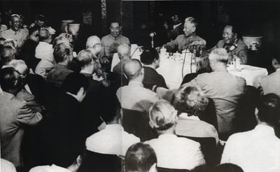 1959��9��15�գ�ë�󶫡������桢�ܶ���������������ɸ����˾��л��飬�͹���ȷʵ���ֺõ����ɷ���ժ������ñ�ӵ������������̸��ͼΪë������̸��������Ҫ������