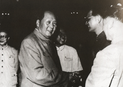 1959��9��15�գ�ë���ڸ��������ɸ�������̸����ָ����֪ʶ���ӡ��������ɡ����̽����ڴ��н����������ڵ�����ʿ�в��㡰�����㡱�˶���ͼΪë�󶫺�̨�˸���������ɽ���֡�